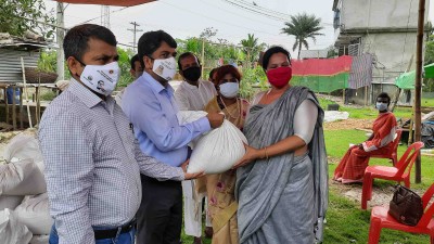 বাগেরহাটে বিশেষ পেশাজীবীদের মাঝে খাদ্য সামগ্রী বিতরণ বাগেরহাটে বিশেষ পেশাজীবীদের মাঝে খাদ্য সামগ্রী বিতরণ